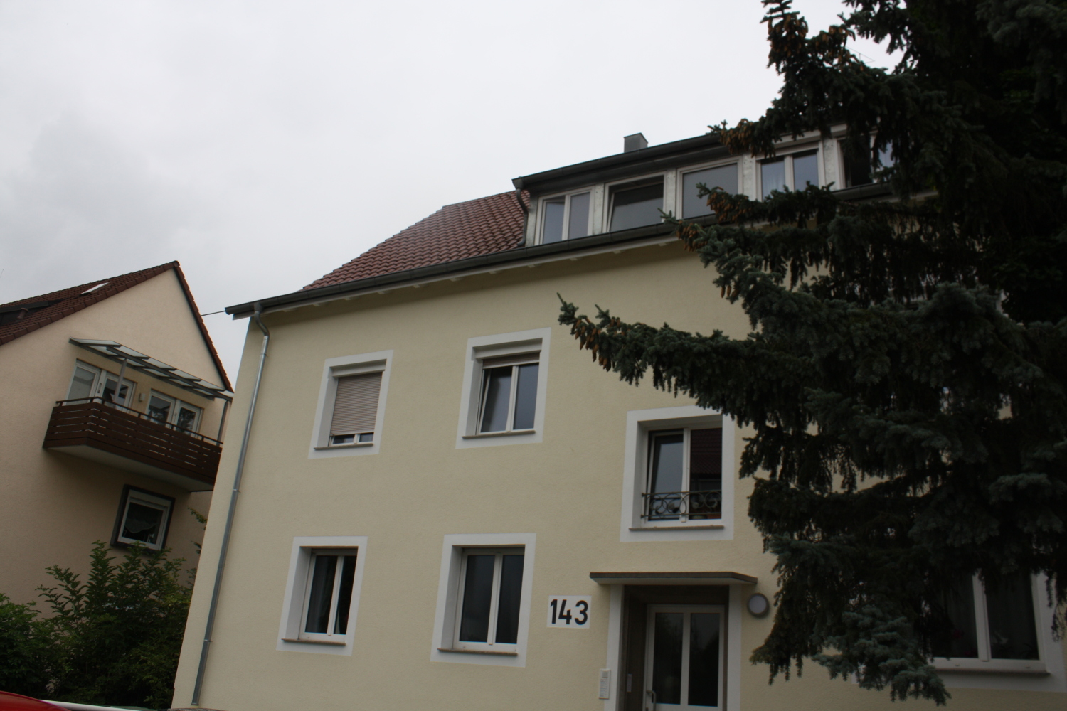 Kleine EG Wohnung in einem gepflegten Mehrfamilienhaus in Obertürkheim - Provisionsfrei